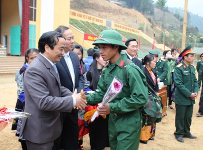Lãnh đạo tỉnh và huyện Mù Cang Chải tặng hoa động viên tân binh lên đường nhập ngũ